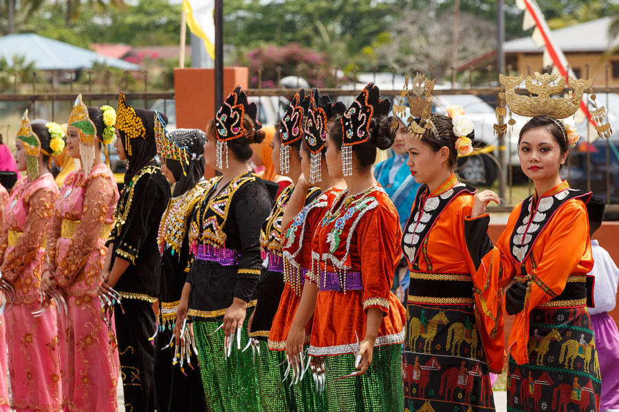 bajau-women-lined-up